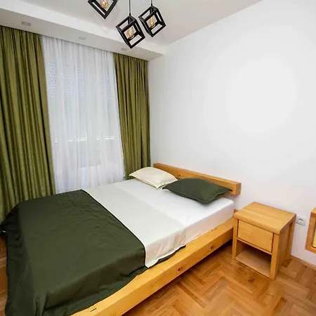 Ana * Μπιέλινα